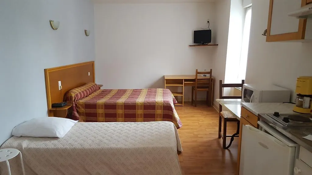 Le Prado Otel Jussac 2*,