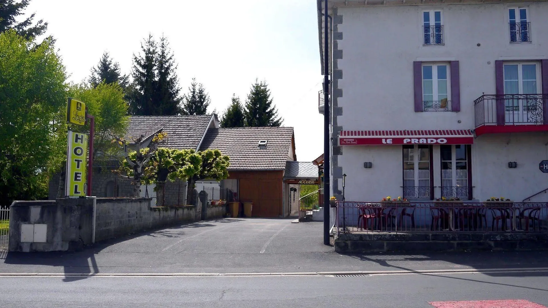 Le Prado Otel Jussac 2*,
